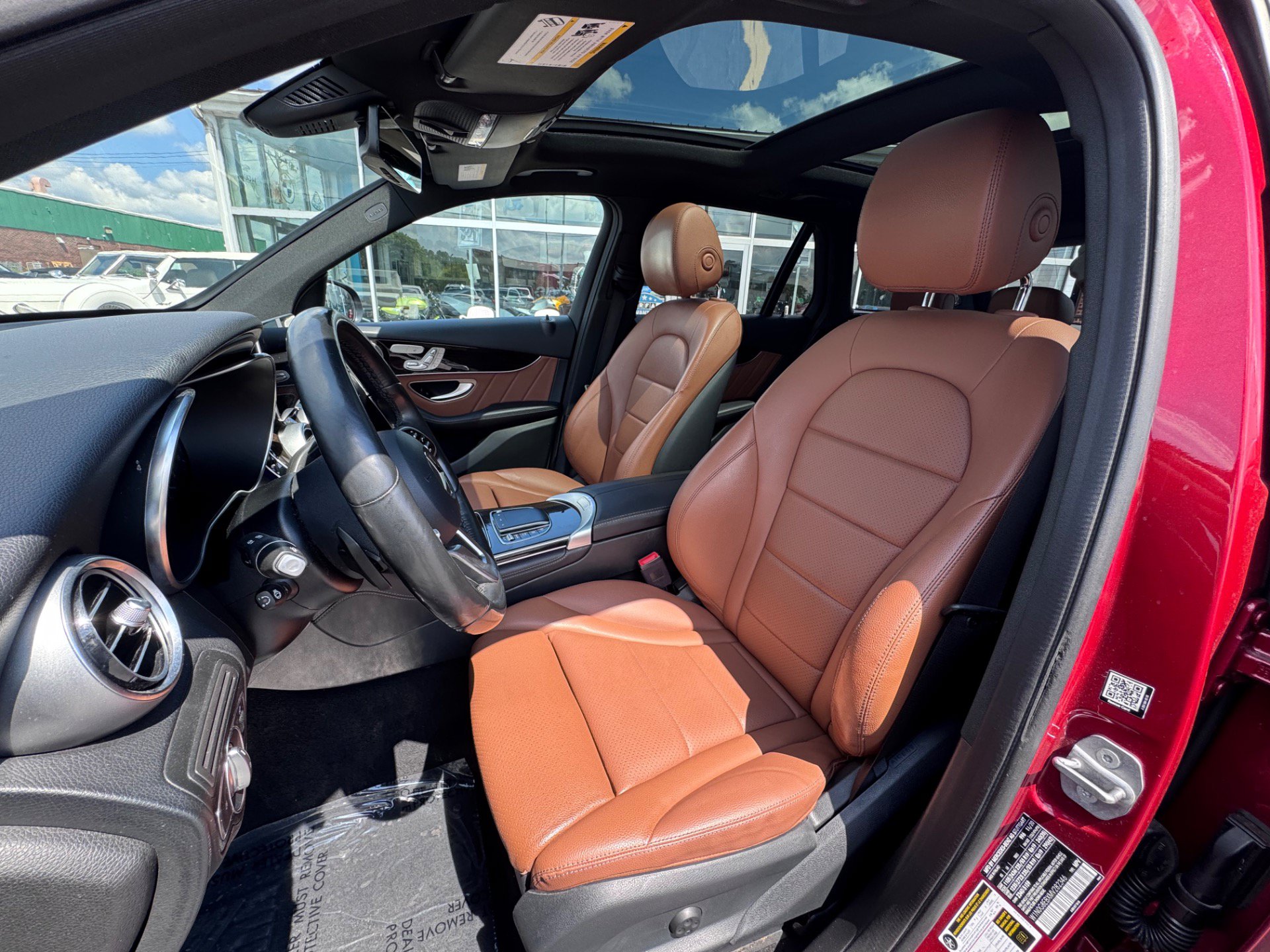 Used 2021 Mercedes-Benz GLC 300 4MATIC image 2