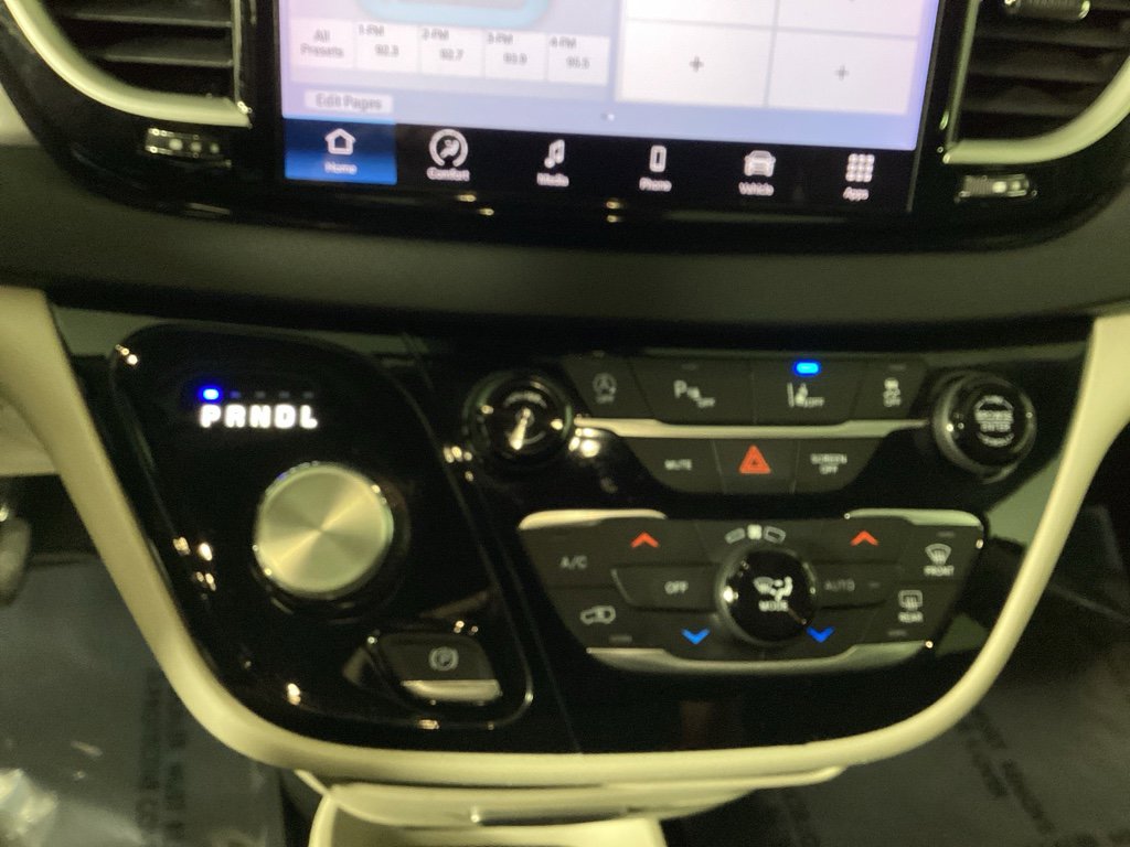Used 2023 Chrysler Pacifica Touring-L image 30