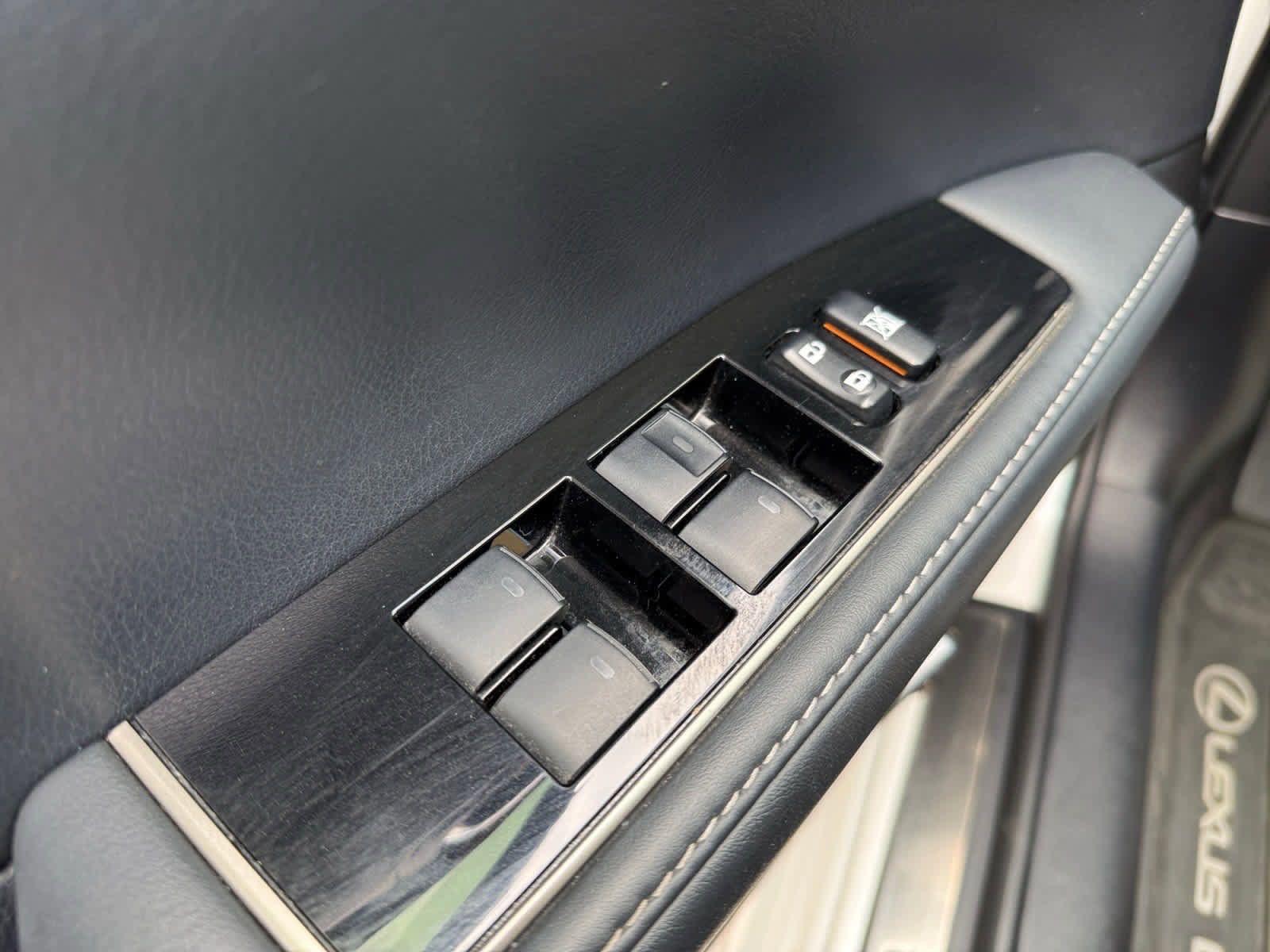 Used 2016 Lexus ES 300h w/ Navigation System Package image 27