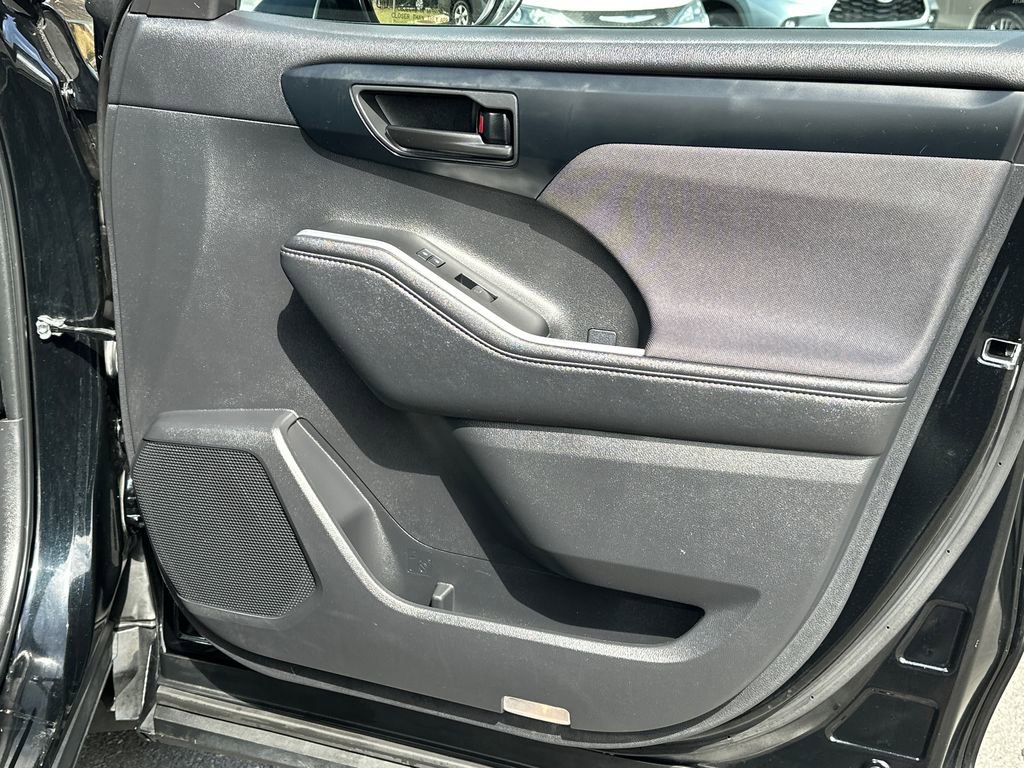 Used 2023 Toyota Highlander L image 12