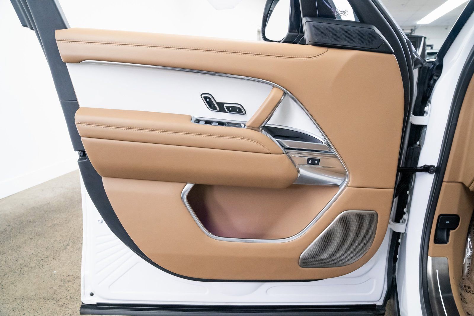 Used 2023 Land Rover Range Rover SV image 18