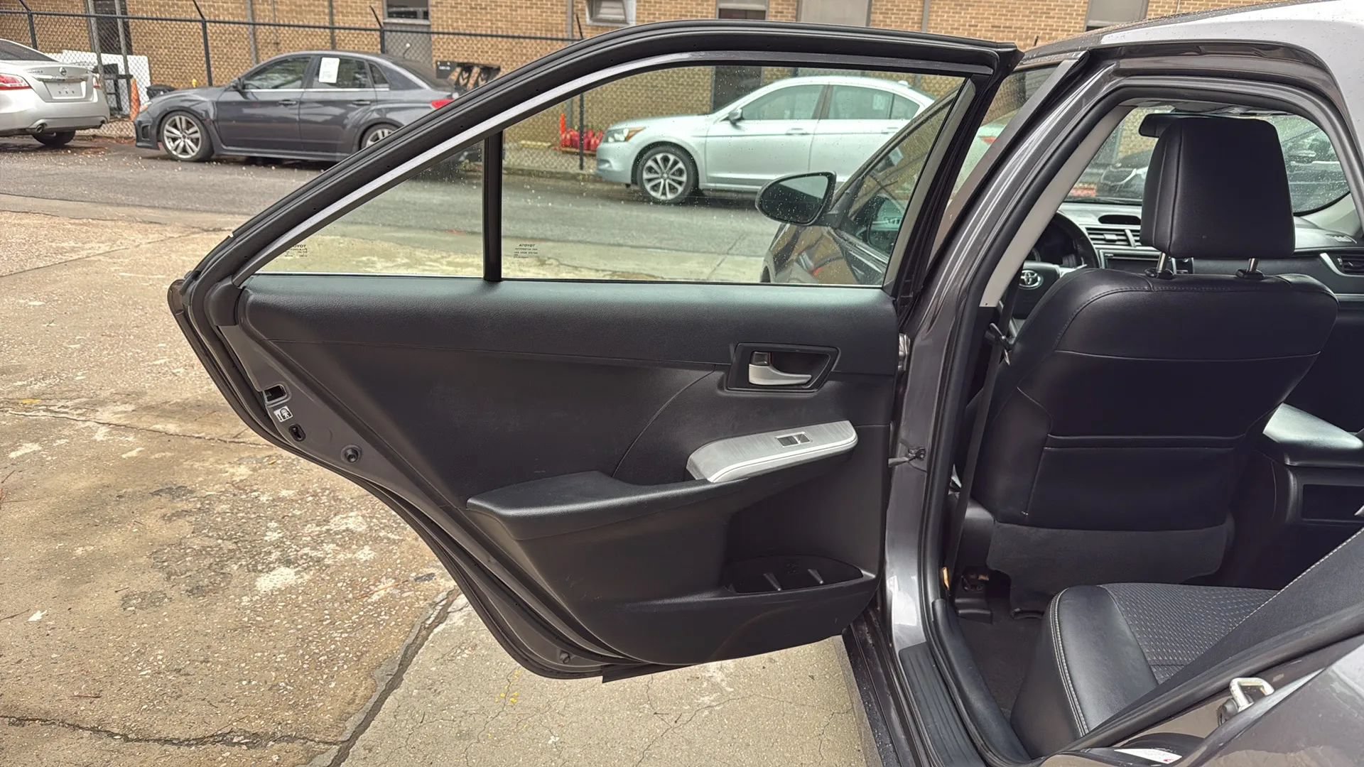 Used 2014 Toyota Camry SE w/ Moonroof Package FWD image 16