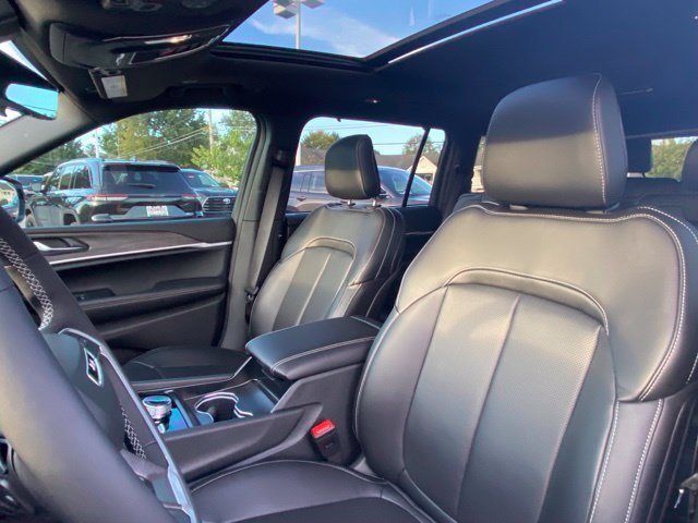 Used 2025 Jeep Grand Cherokee L Limited w/ Luxury Tech Group II AWD/4WD image 14