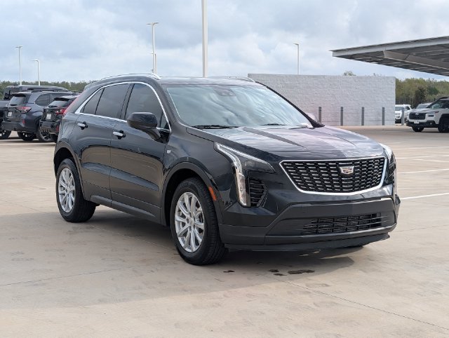 Used 2022 Cadillac XT4 Luxury w/ Cold Weather Package FWD image 7