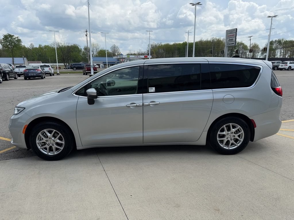 Used 2023 Chrysler Pacifica Touring-L FWD image 10