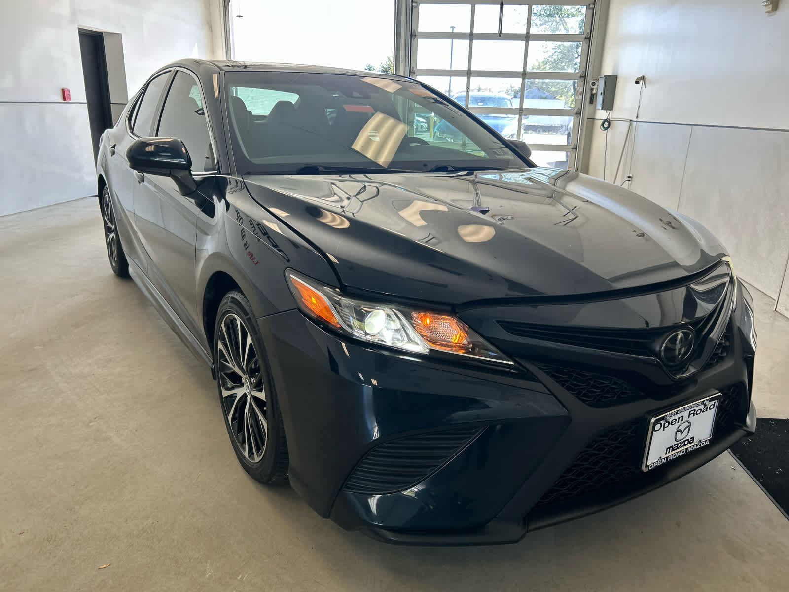 Used 2018 Toyota Camry SE FWD image 8