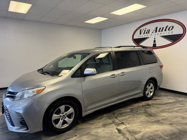 Used 2018 Toyota Sienna LE w/ Carpet Mat Package FWD image 3