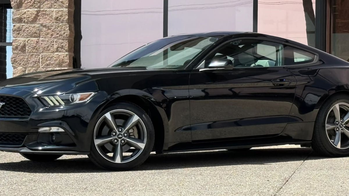 Used 2016 Ford Mustang Coupe RWD image 3