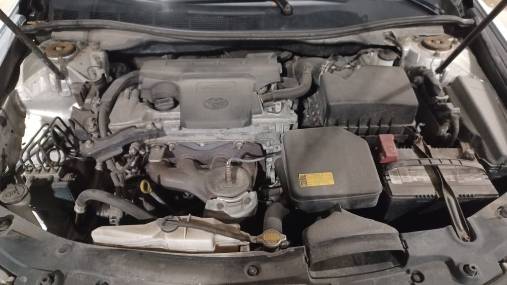 Used 2012 Toyota Camry L image 9