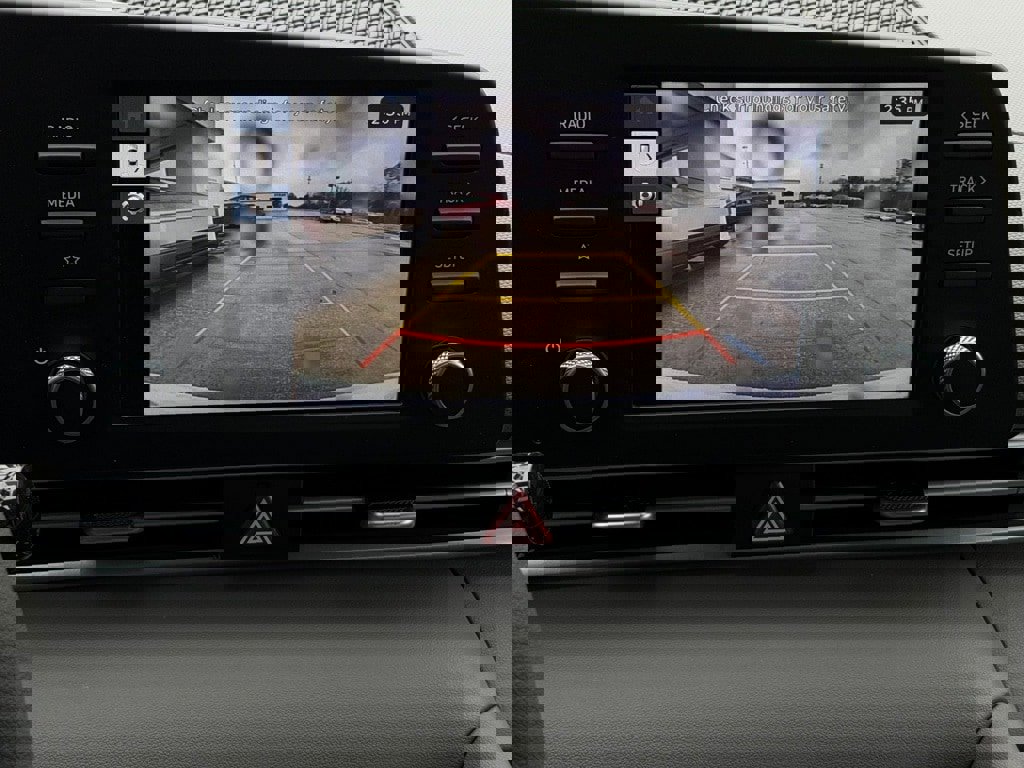 Certified 2025 Hyundai Elantra SE w/ Cargo Package image 15