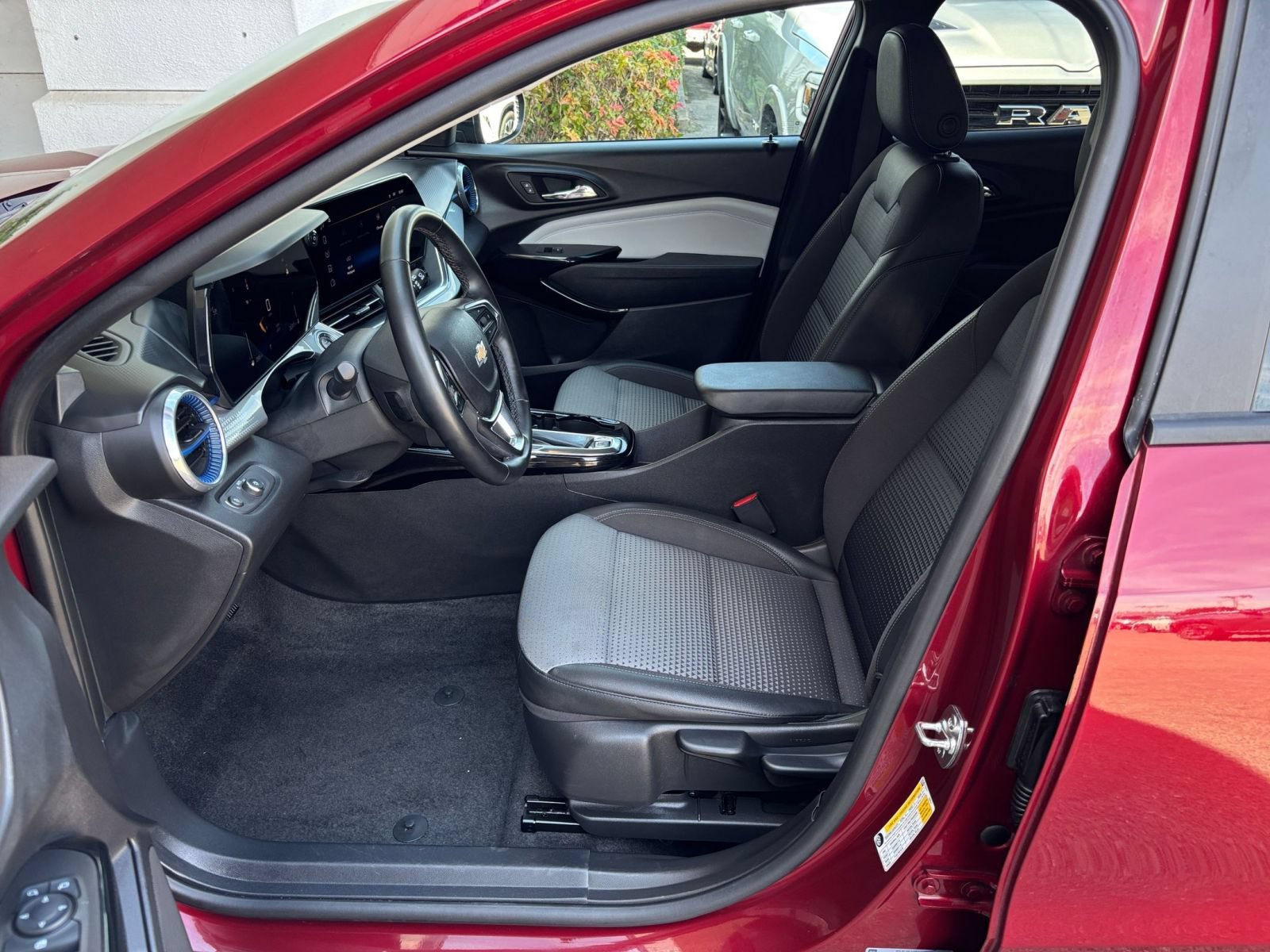 Used 2025 Chevrolet Trax LT w/ LT Convenience Package FWD image 26