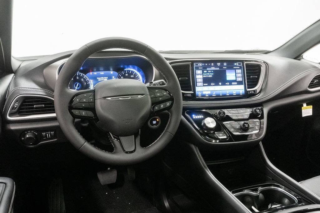 New 2027 Chrysler Pacifica Limited AWD/4WD image 7