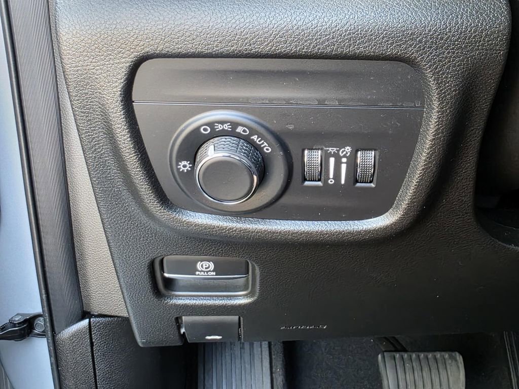 Used 2025 Jeep Grand Cherokee Altitude image 25