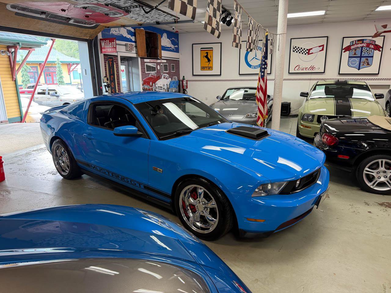 Used 2010 Ford Mustang GT Premium RWD image 3