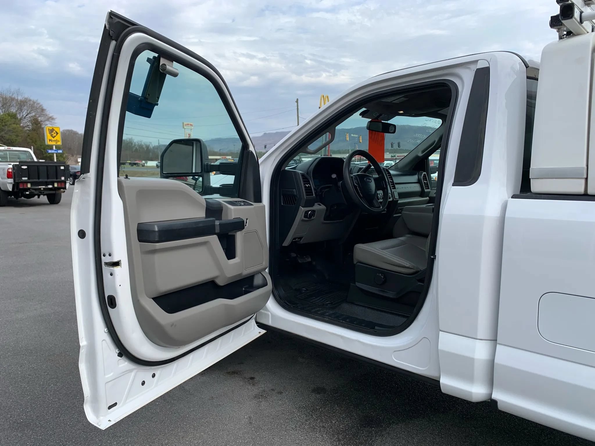 Used 2019 Ford F250 XL w/ Power Equipment Group RWD image 6