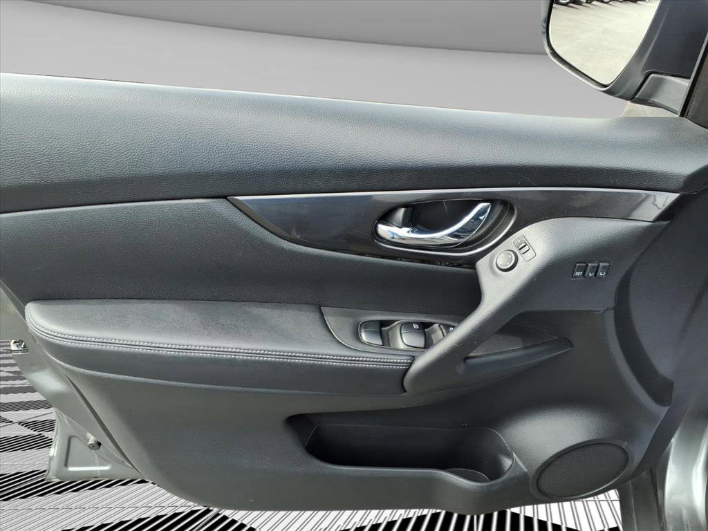 Used 2019 Nissan Rogue SV w/ Premium Package image 14