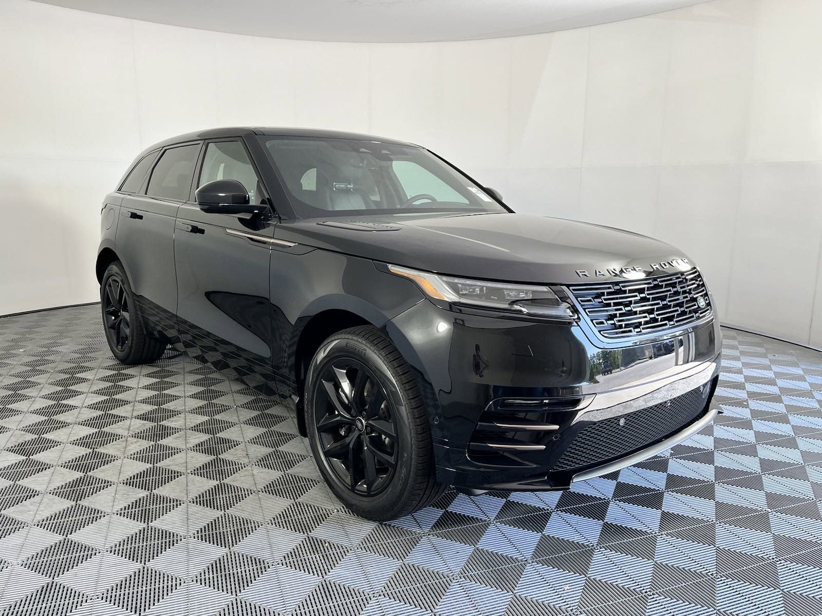 Used 2025 Land Rover Range Rover Velar Dynamic SE image 5
