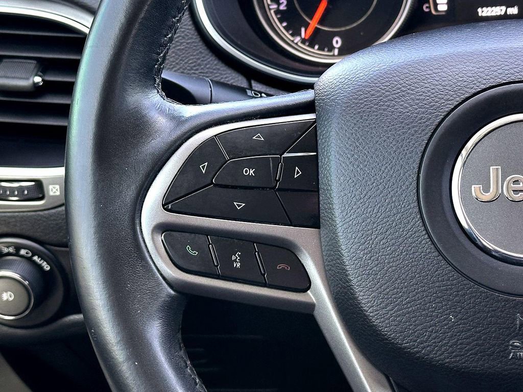 Used 2019 Jeep Cherokee Latitude Plus image 23