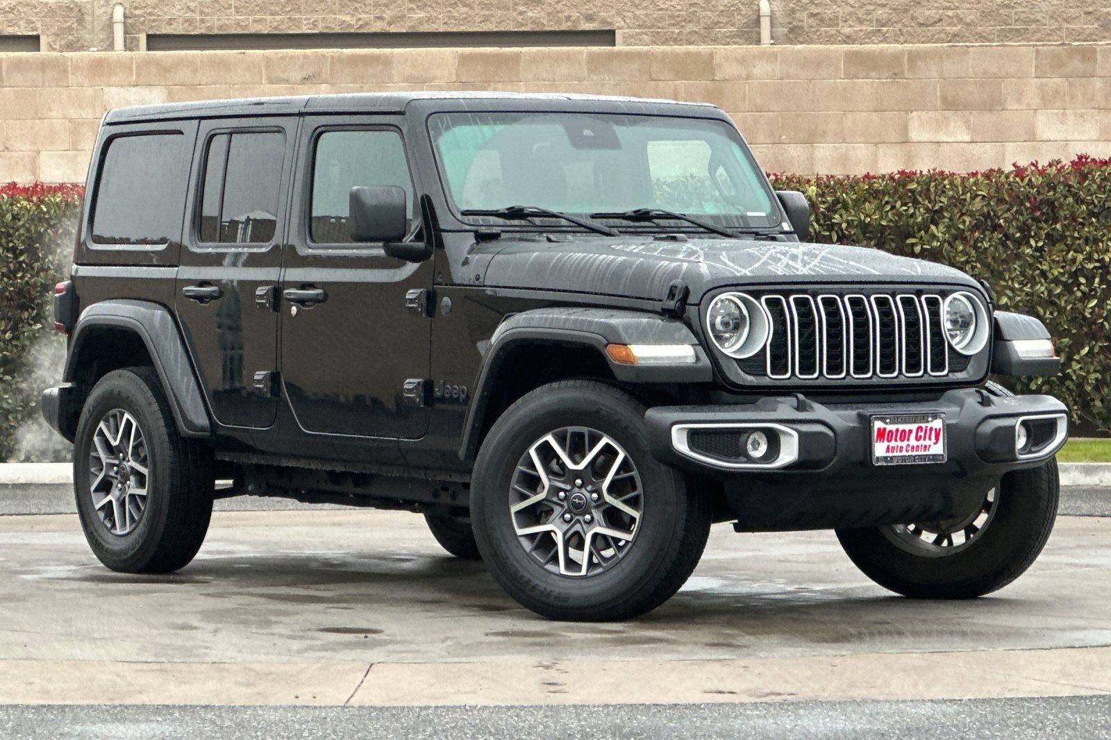Used 2025 Jeep Wrangler Sahara image 2