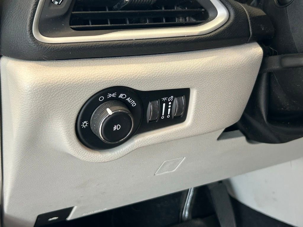 Used 2020 Chrysler Pacifica Touring-L Plus FWD image 52