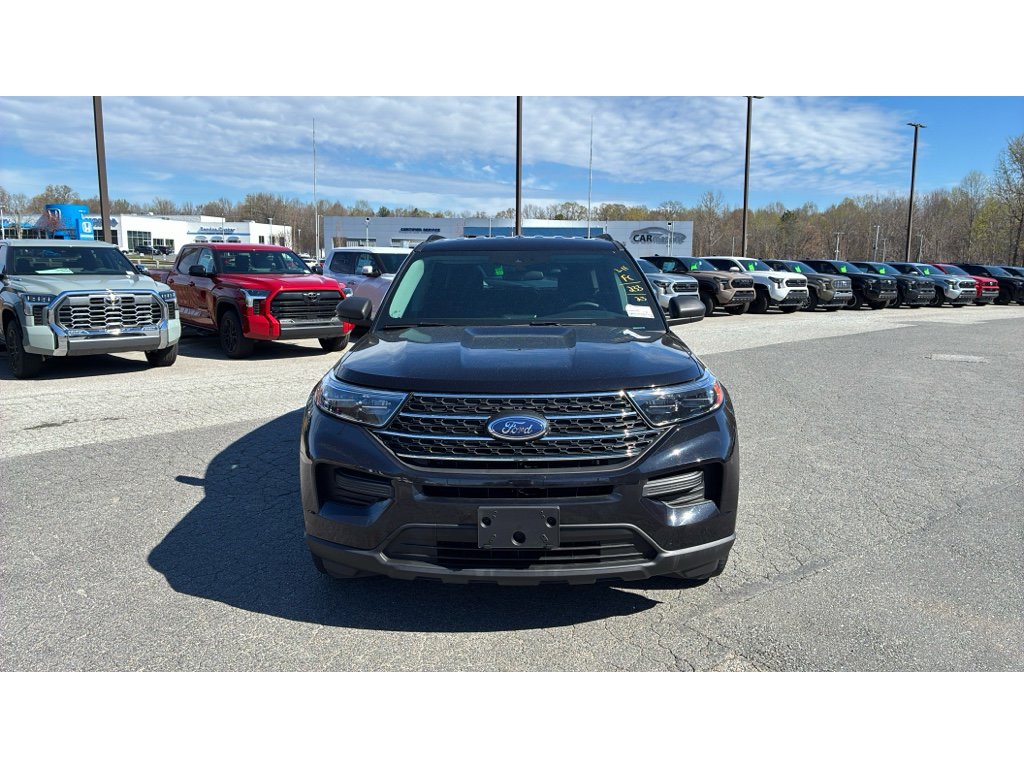 Used 2023 Ford Explorer XLT image 2