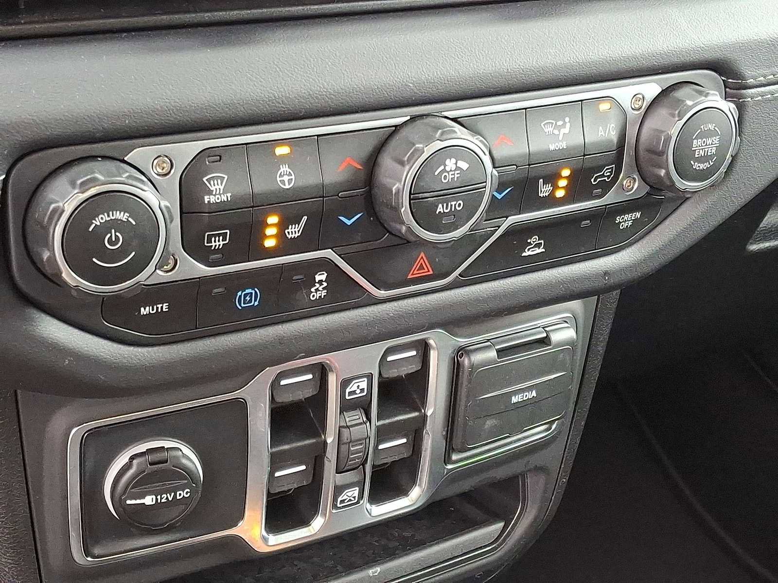 Used 2025 Jeep Wrangler Sahara image 23