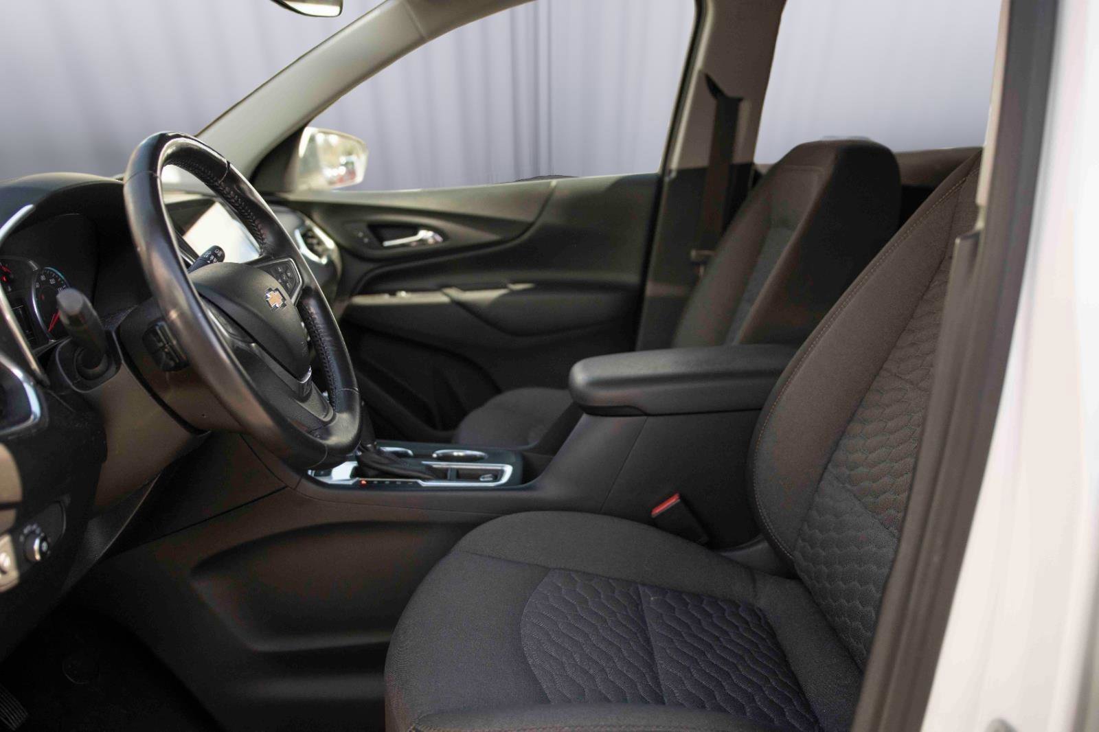 Used 2018 Chevrolet Equinox LT w/ Sun & Infotainment Package image 2