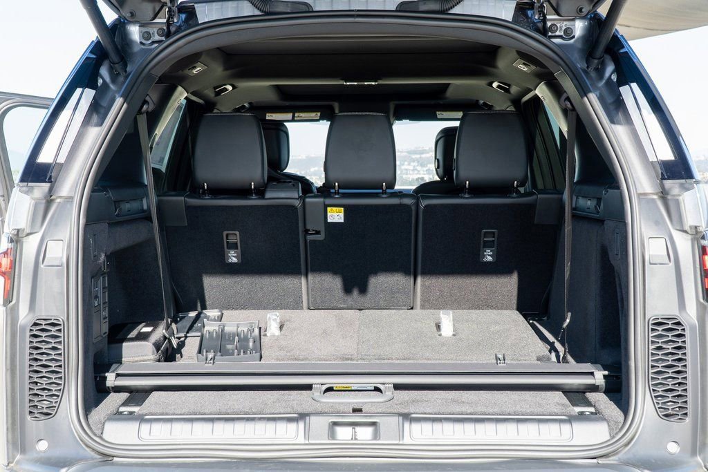 Used 2025 Land Rover Discovery S image 32