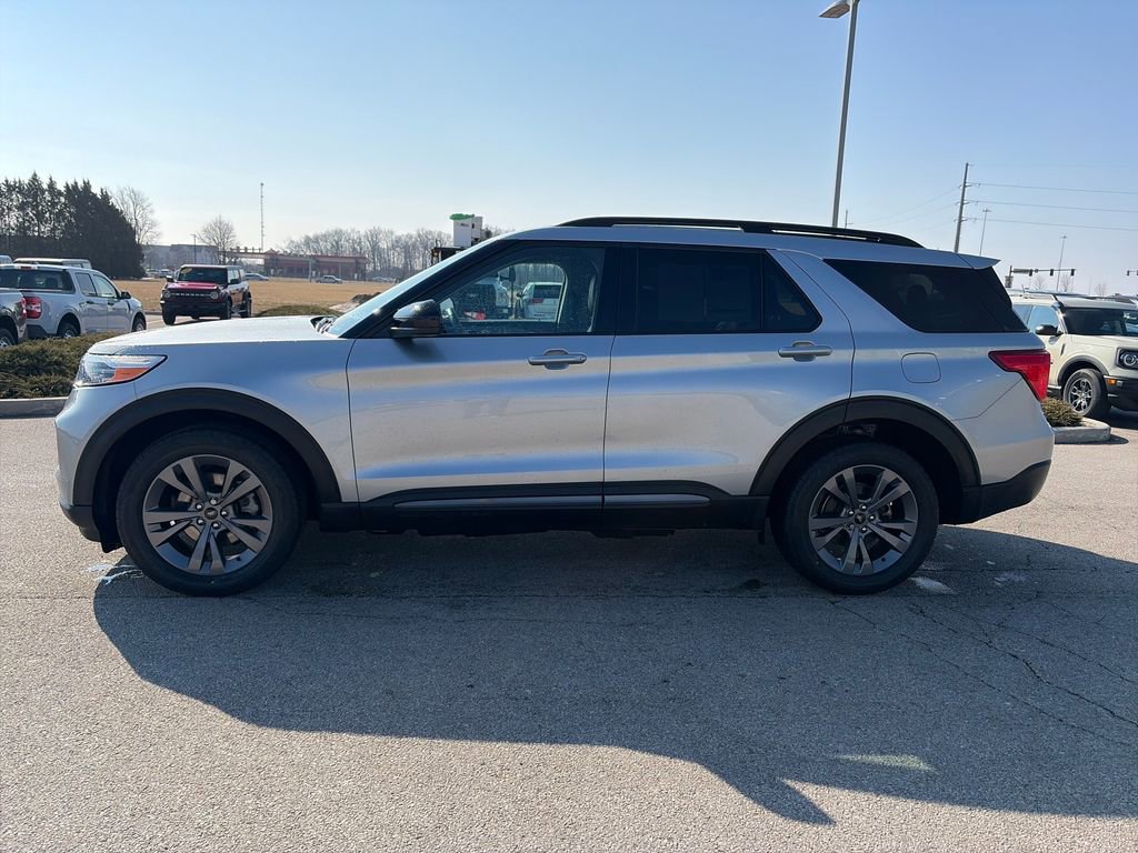 Used 2023 Ford Explorer XLT w/ Equipment Group 202A image 4