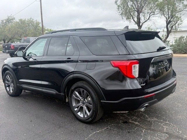 Used 2024 Ford Explorer XLT w/ Equipment Group 202A RWD image 3