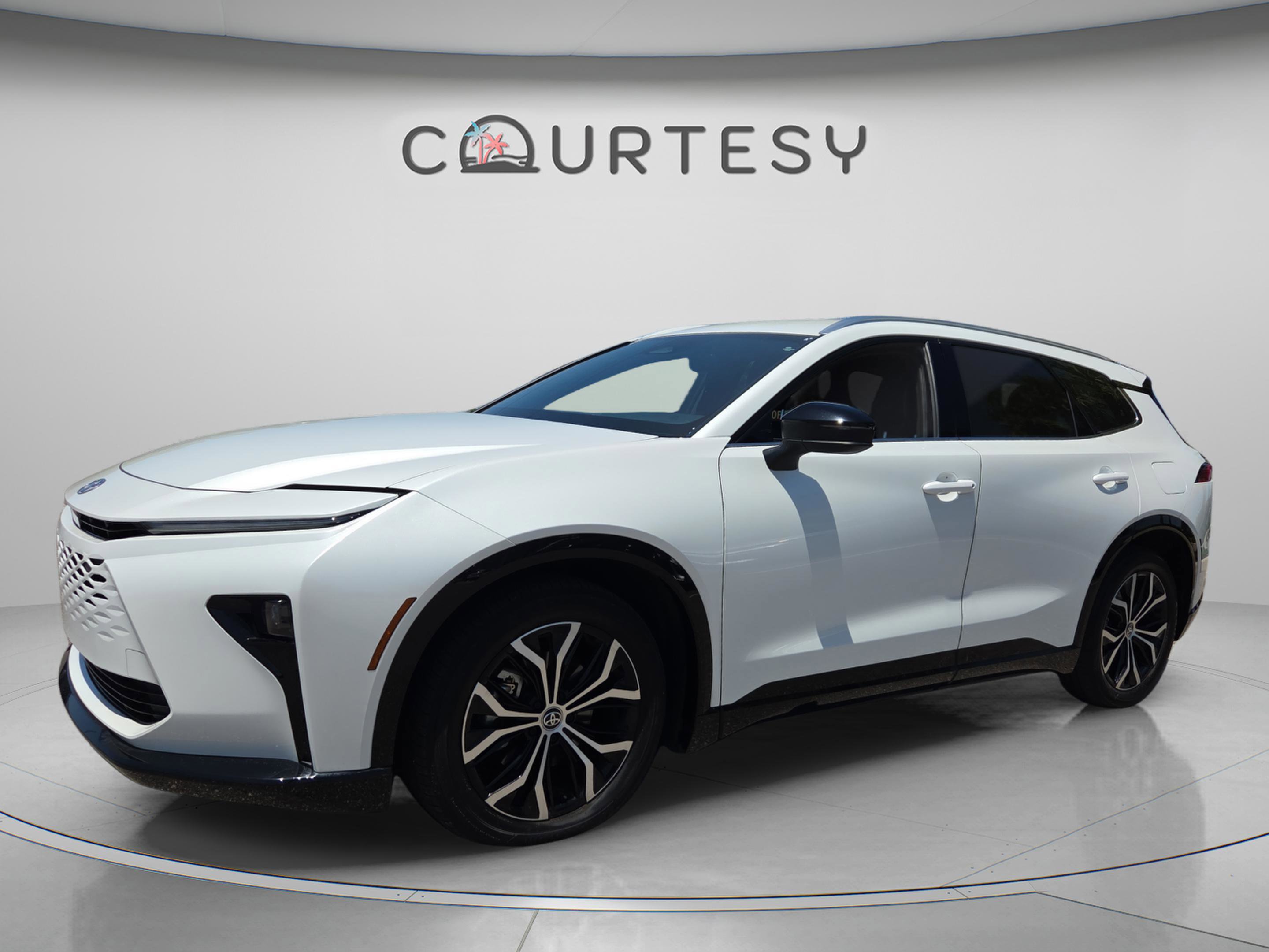 Certified 2025 Toyota Crown Signia AWD/4WD image 1