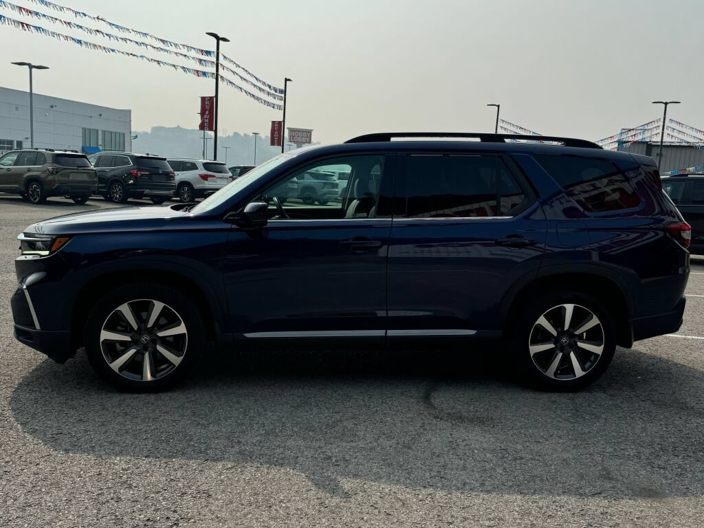 Used 2025 Honda Pilot Touring image 4