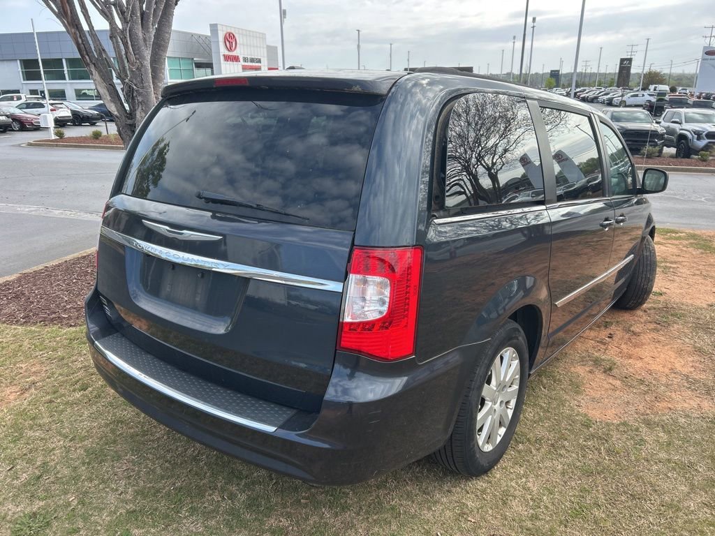 Used 2013 Chrysler Town & Country Touring image 6