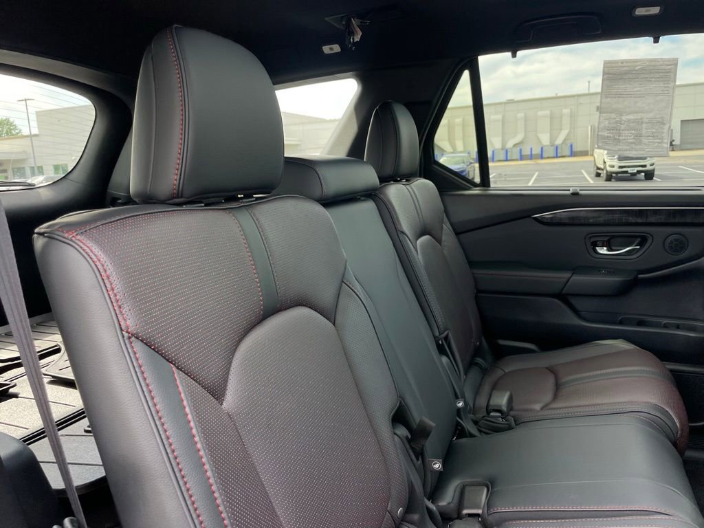 Used 2025 Honda Pilot Black Edition image 40