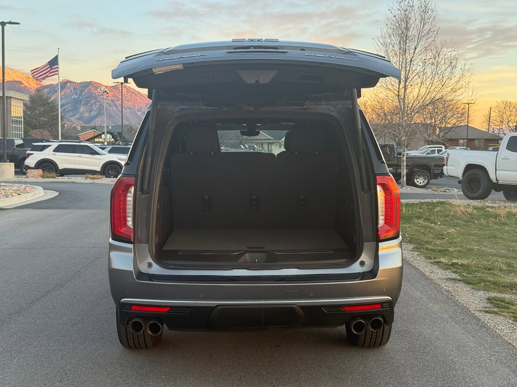 Used 2021 GMC Yukon XL Denali w/ Denali Premium Package image 12