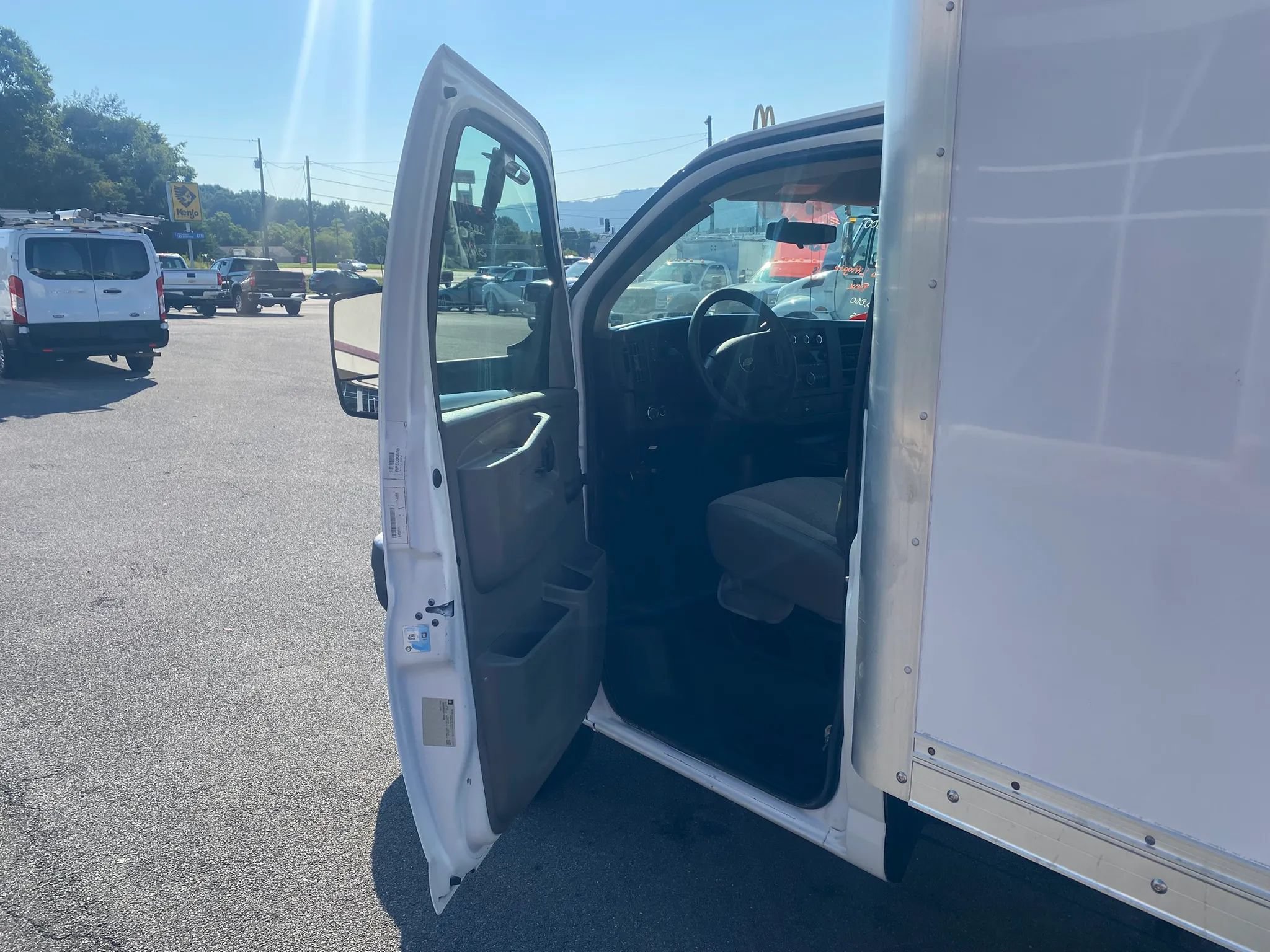 Used 2017 Chevrolet Express 4500 Extended RWD image 7