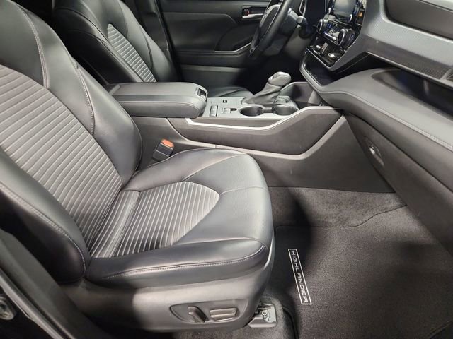 Used 2022 Toyota Highlander XSE FWD image 28