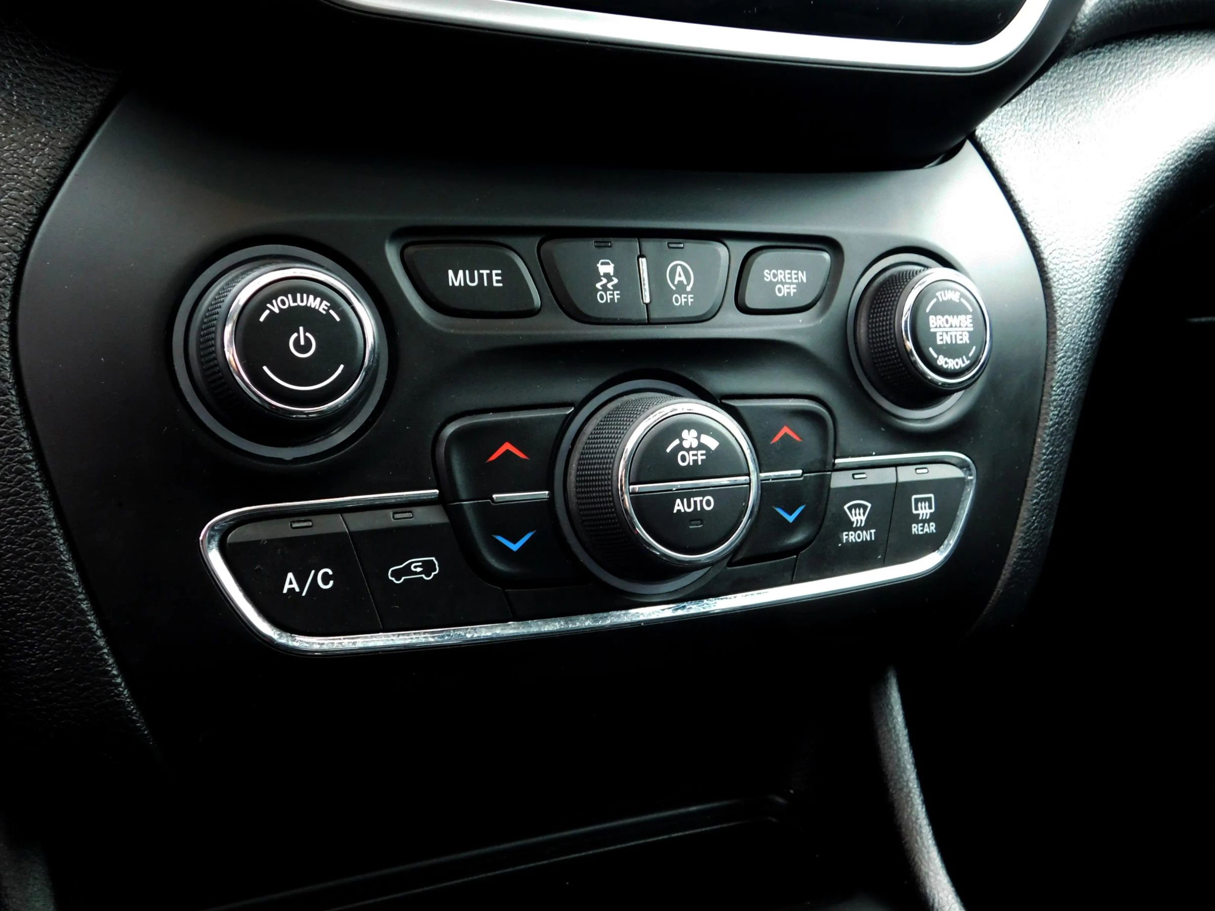 Used 2019 Jeep Cherokee Limited AWD/4WD image 21