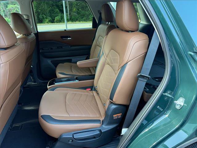Used 2024 Nissan Pathfinder Platinum AWD/4WD image 16