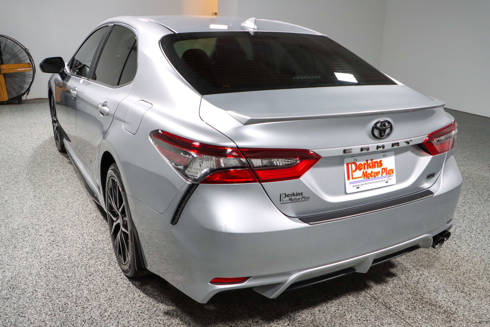 Used 2024 Toyota Camry SE image 9