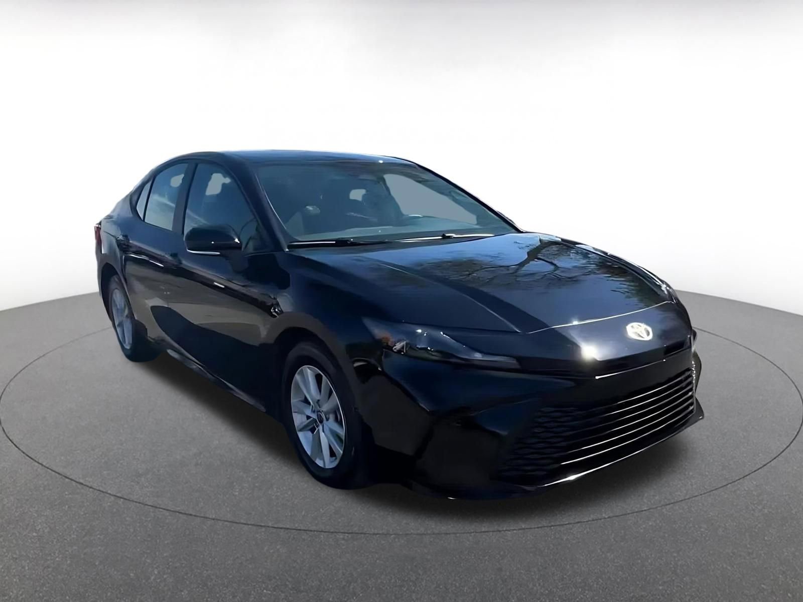 Used 2025 Toyota Camry LE image 3