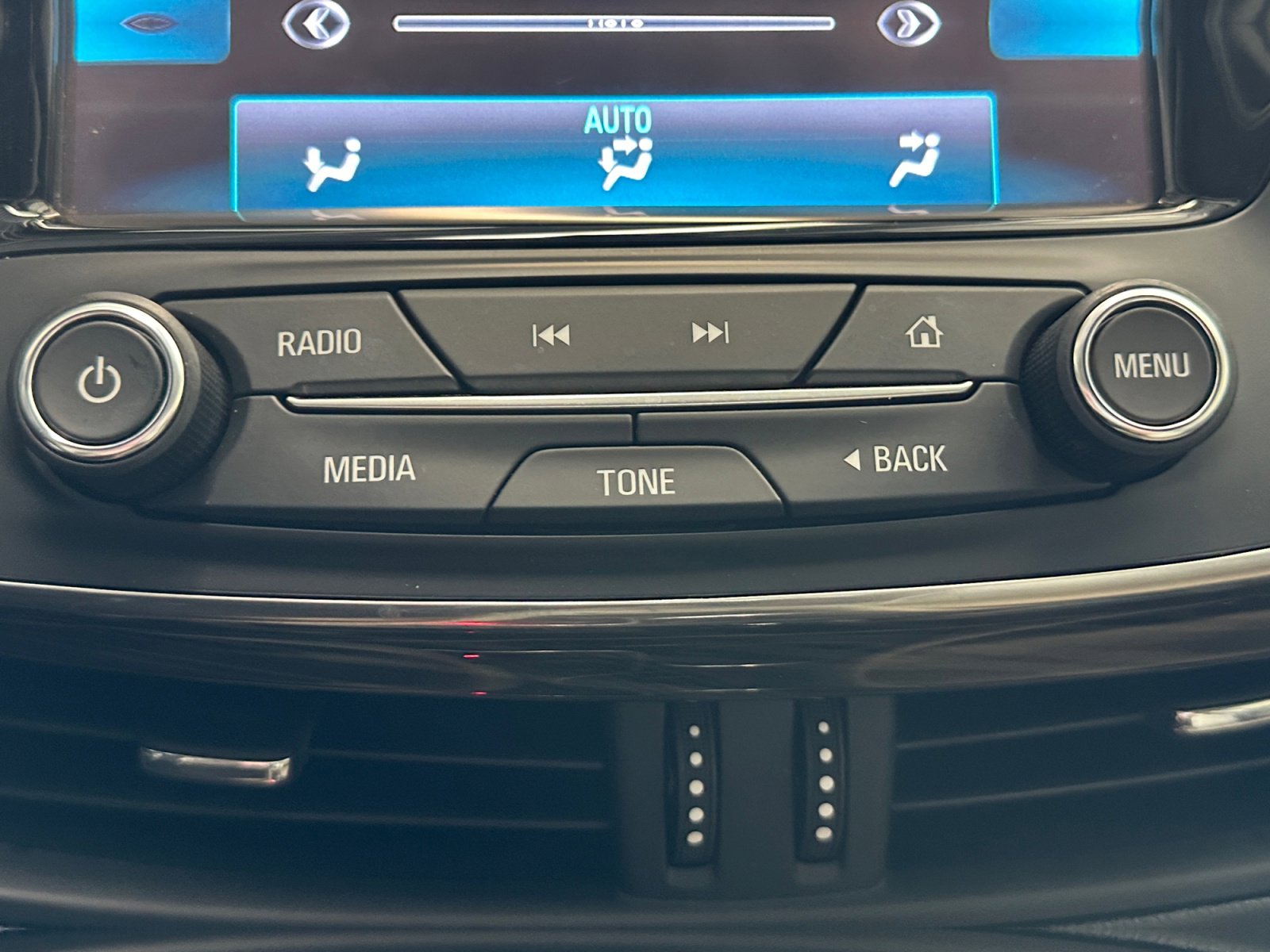 Used 2019 Buick Envision Essence FWD image 17