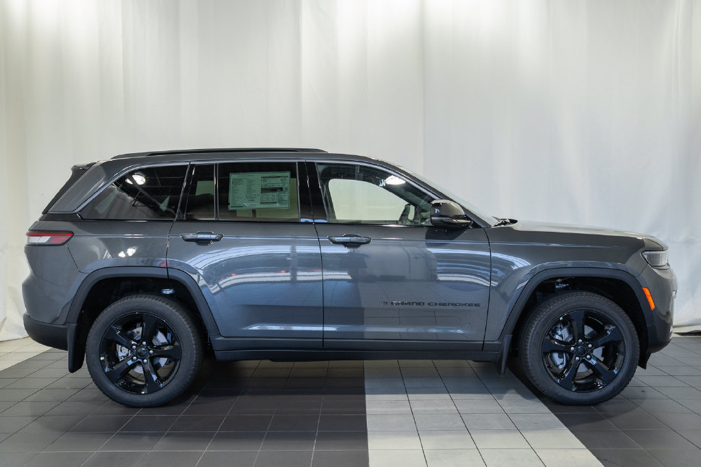 New 2026 Jeep Grand Cherokee Limited w/ Limited Altitude Package AWD/4WD image 3