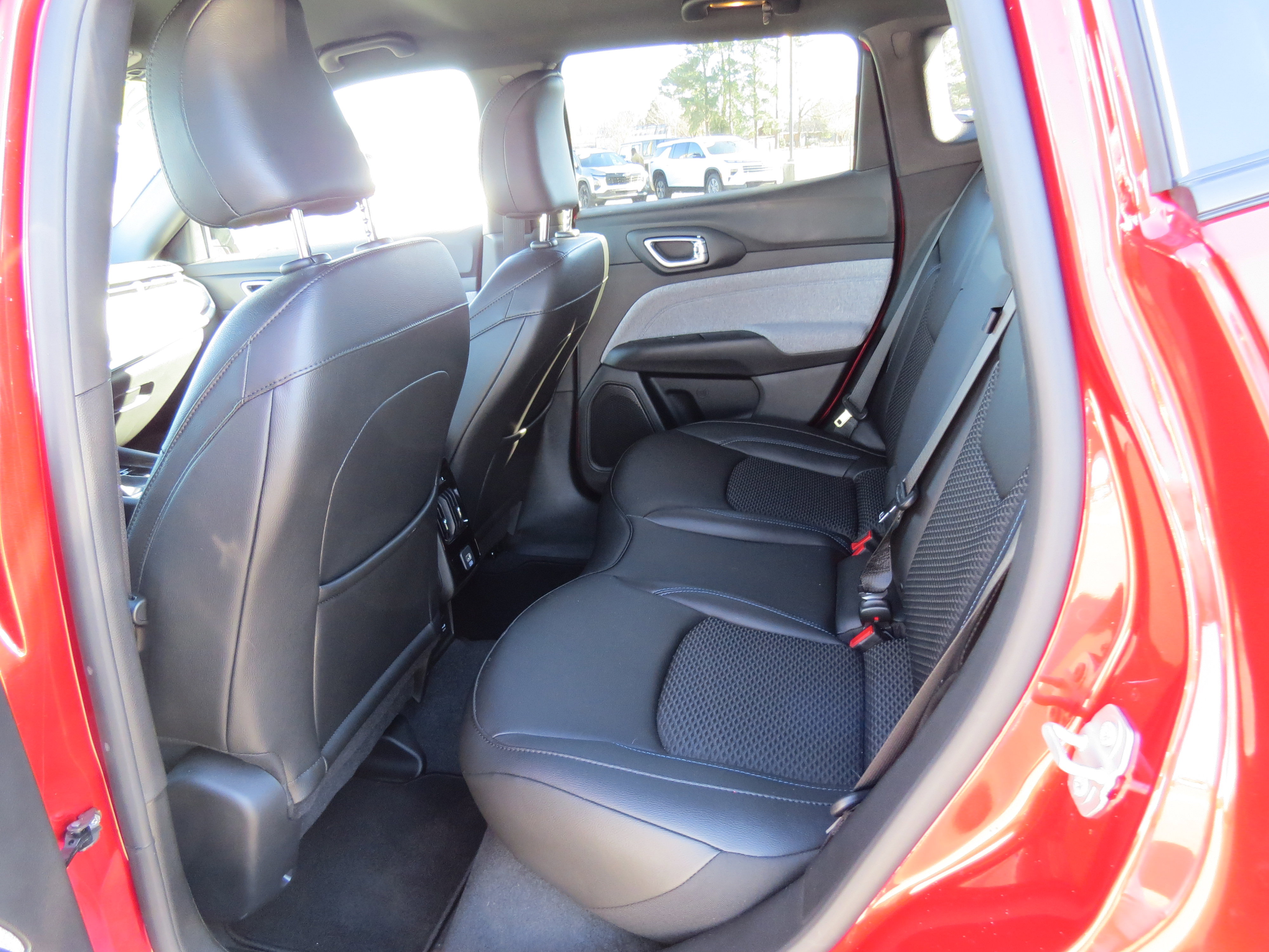 Used 2025 Jeep Compass Latitude image 12
