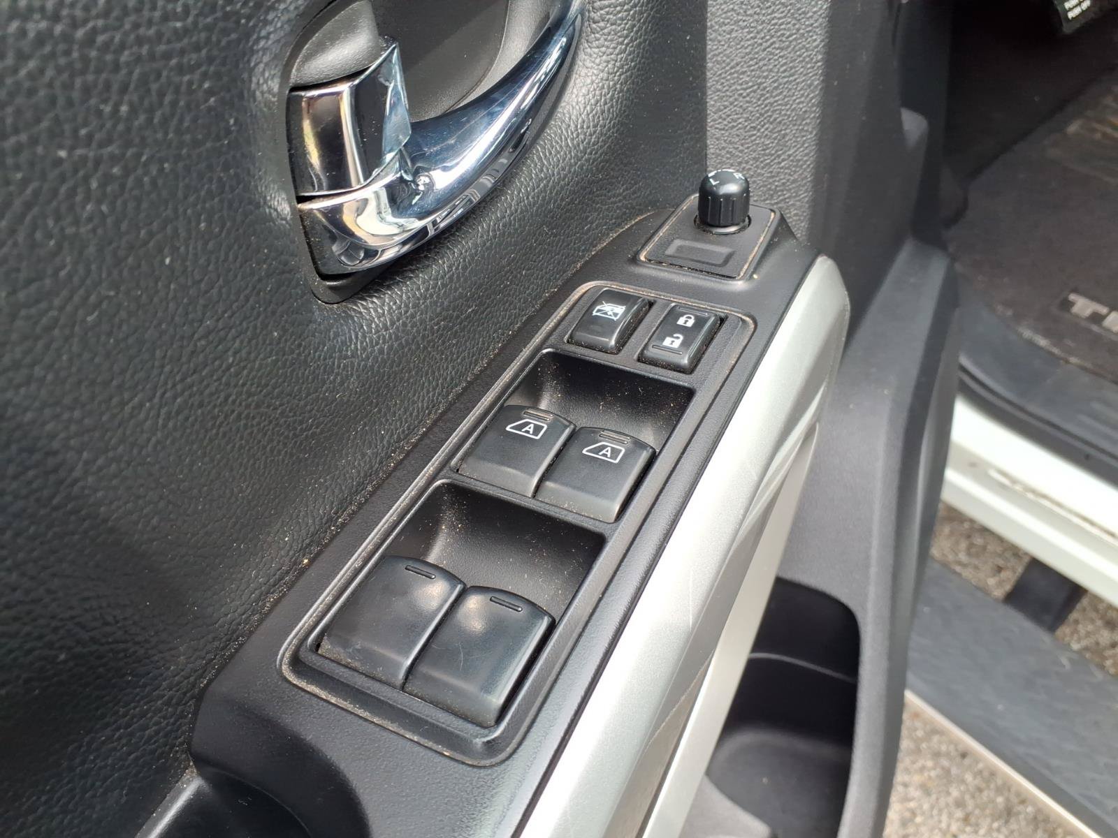 Used 2019 Nissan Titan SV w/ SV Convenience Package AWD/4WD image 11