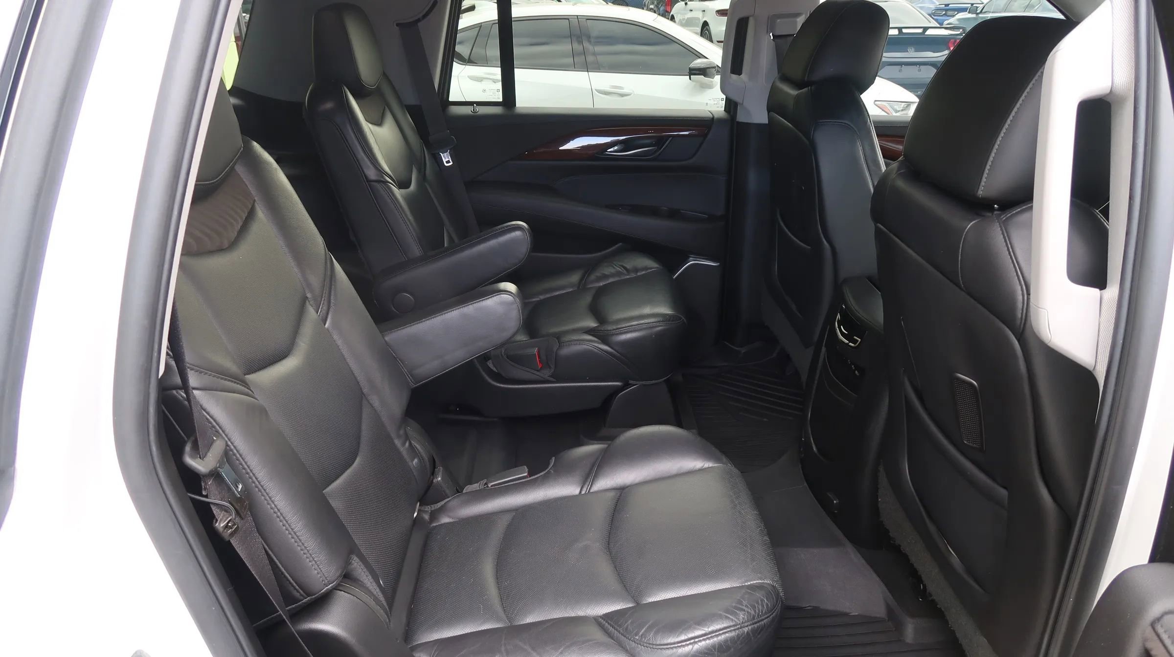 Used 2018 Cadillac Escalade Premium Luxury AWD/4WD image 25