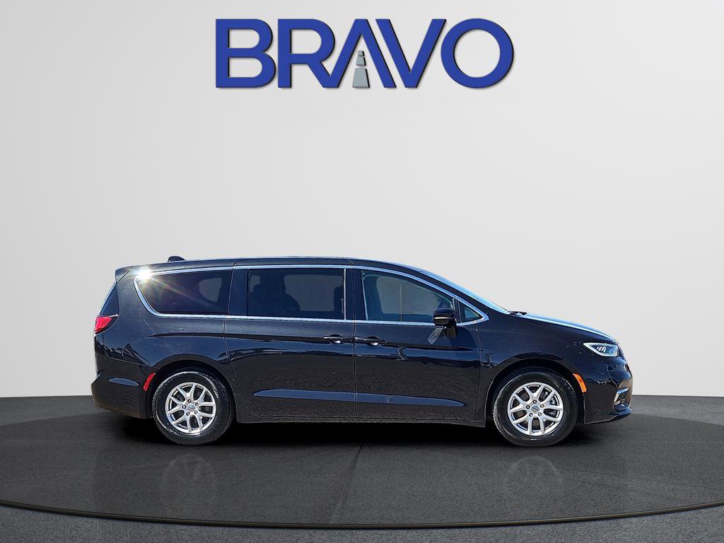 Used 2024 Chrysler Pacifica Touring-L image 3