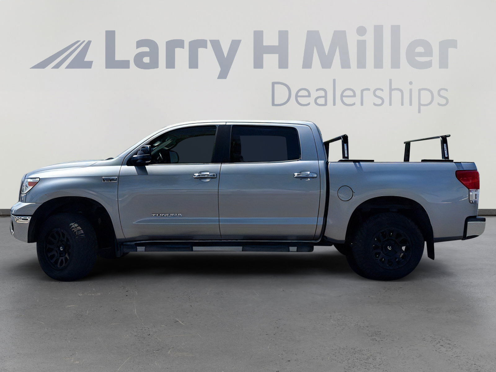 Used 2013 Toyota Tundra 4x4 CrewMax w/ Tow Pkg image 2