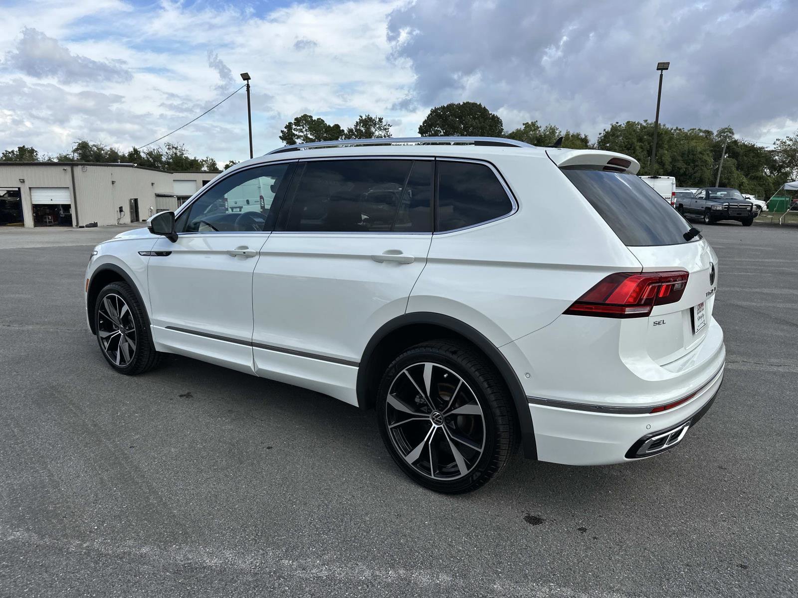 Used 2023 Volkswagen Tiguan SEL R-Line image 7