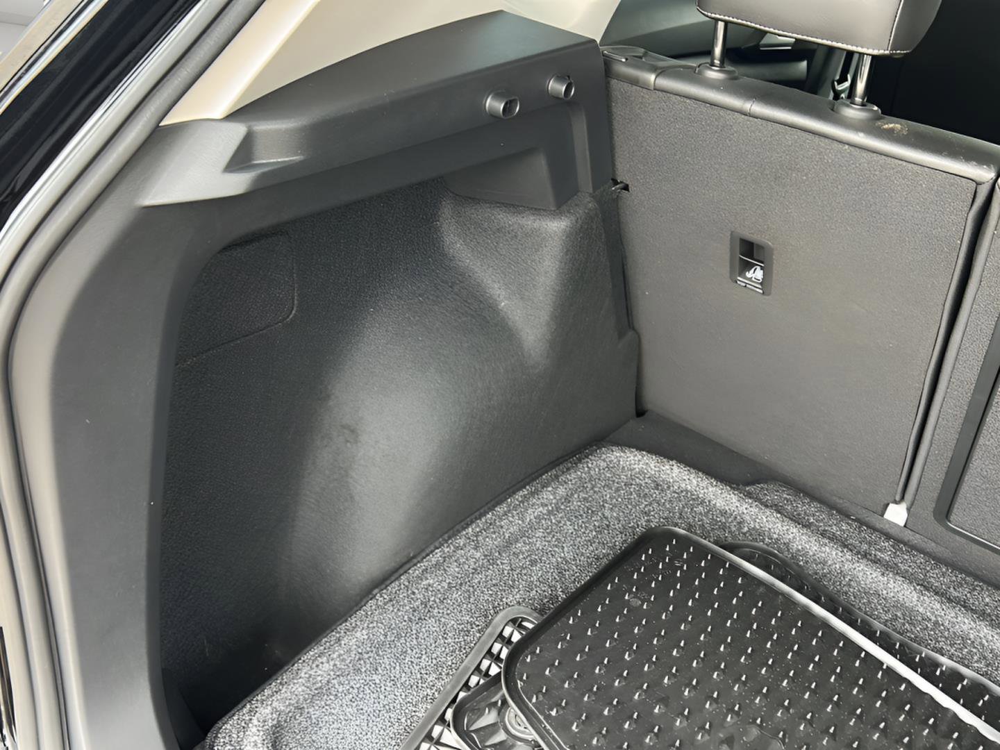 Used 2025 Volkswagen Taos SE image 12